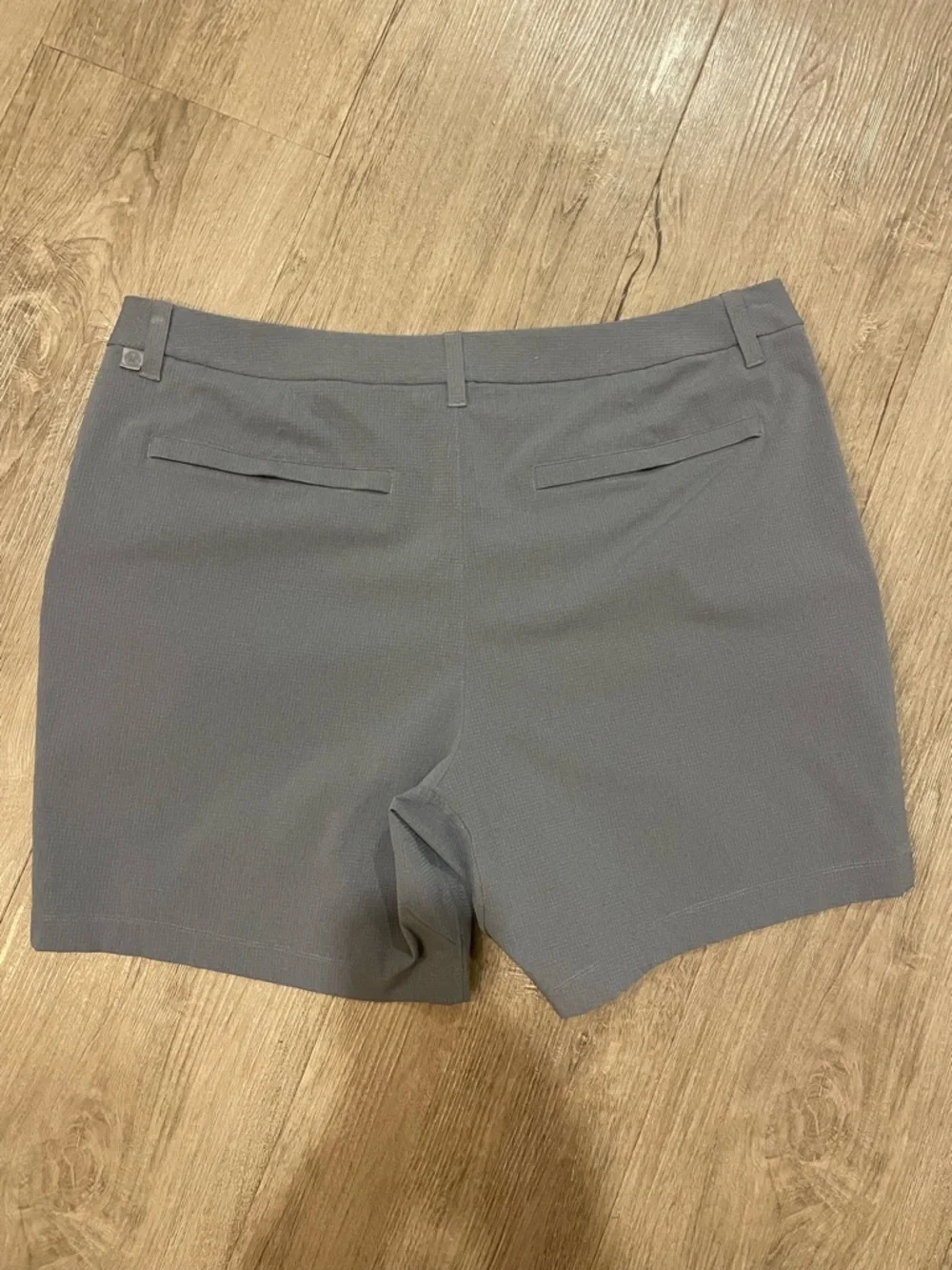 NWOT Lululemon ABC Classic-Fit Short 7" *WovenAir in Gull Grey (Light Grey) - Picture 5 of 7